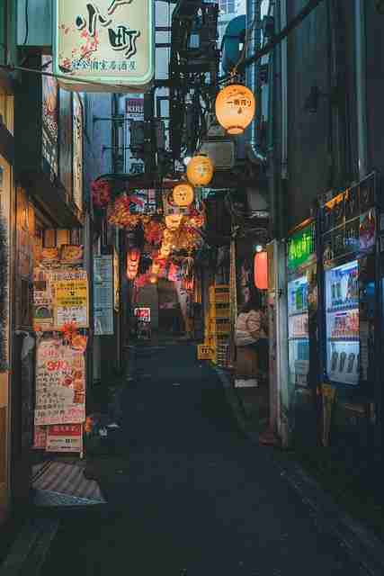 男女主化学反应拉满的《火口的两人》肉体与情感的双重碰撞分析